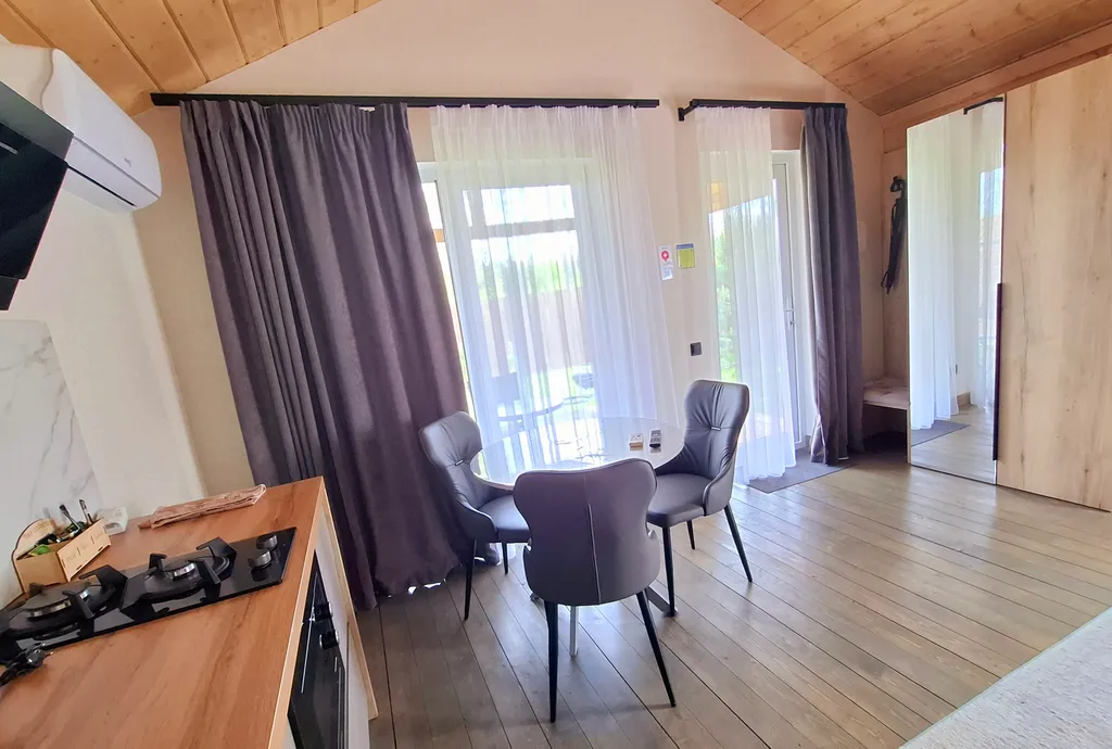 Коттедж для двоих в лесу у пруда