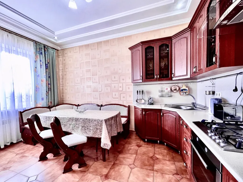 Огромный дом для большой семьи Лоза винограда