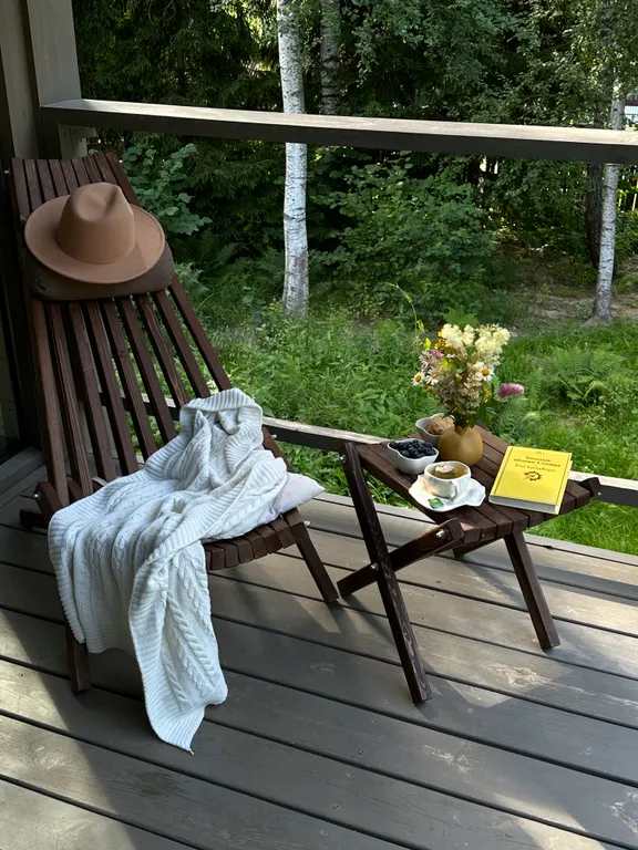 Уютный домик в ёлках