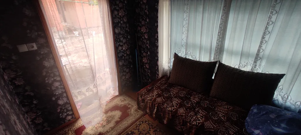 Маленький дом, простенький ремонт, не далеко он озер