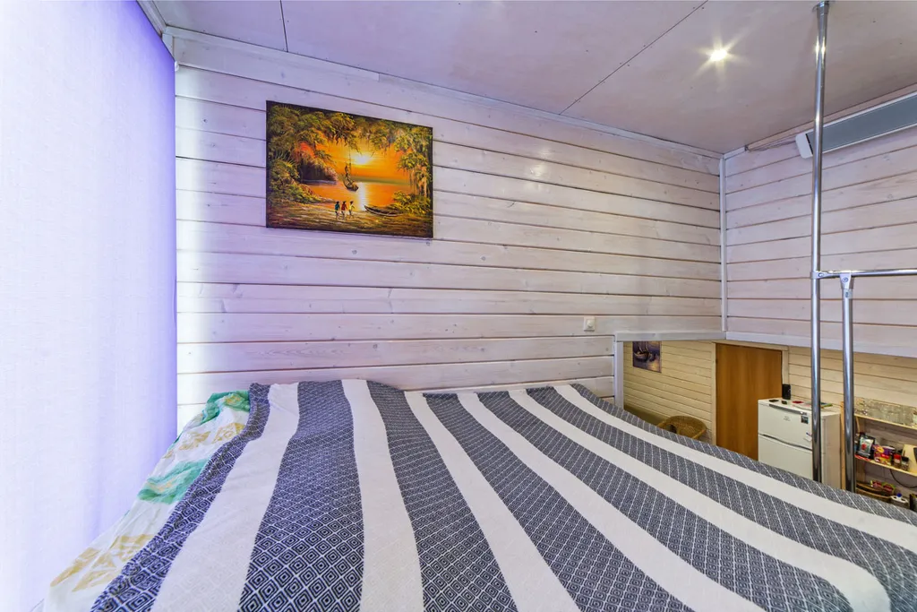 Уютный коттедж с панорамными окнами на берегу озера