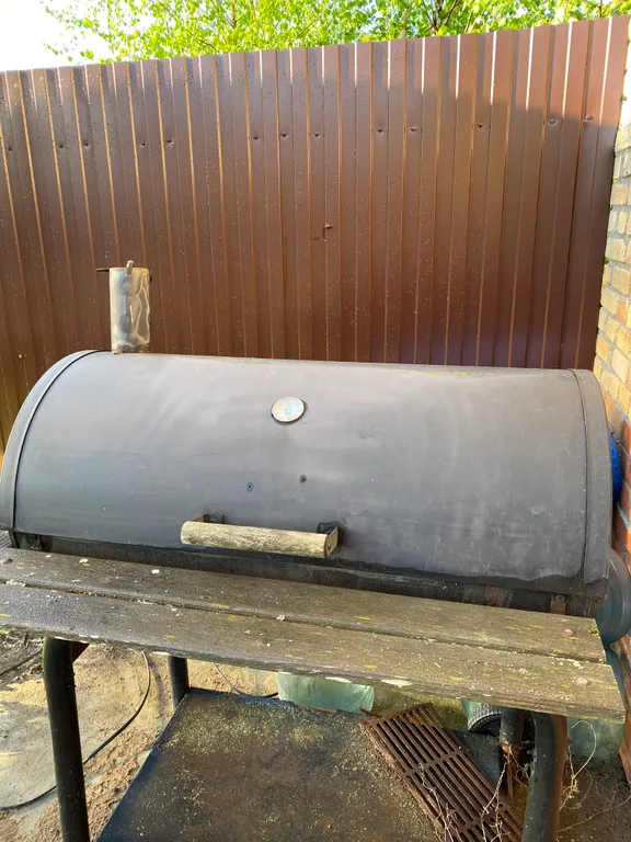 Дом с елкой и снеговиком, за домом манеж с лошадьми