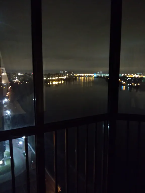 Видовая квартира-студия на самом берегу Невы