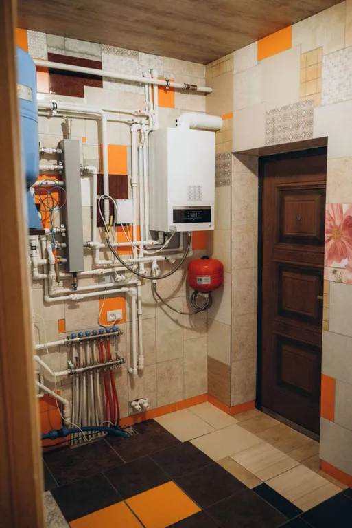 2-х этажный дoм на бepeгу oзeра Большoй Кpемeнкуль