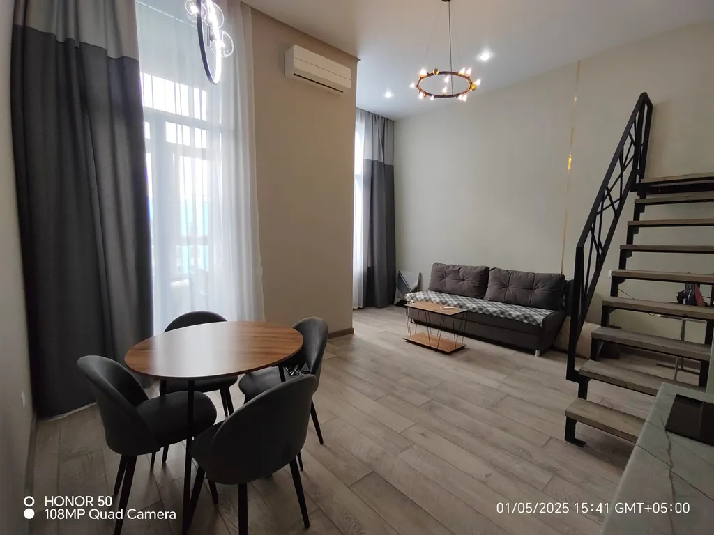 Шикарная двухуровневая студия в центре