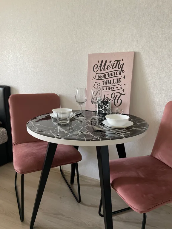 Не в отеле, а в квартире