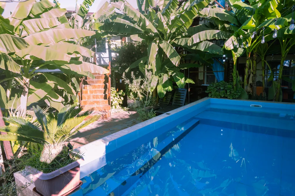 Трехместный номер с двухспальной кроватью и односпальным диваном