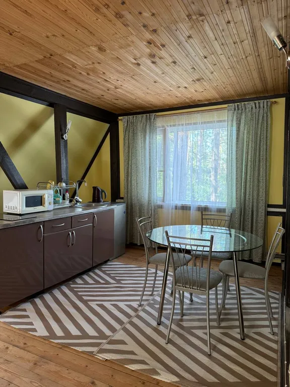 Мансардный этаж в доме на самом берегу Ладоги в сосновом лесу.