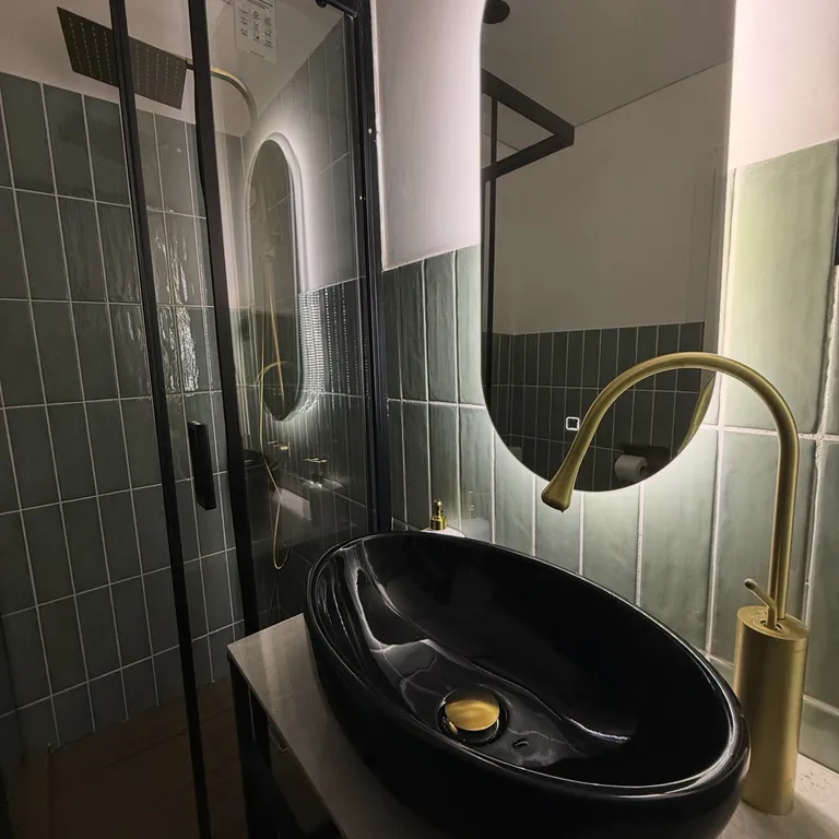 Зеркальный дом на воде