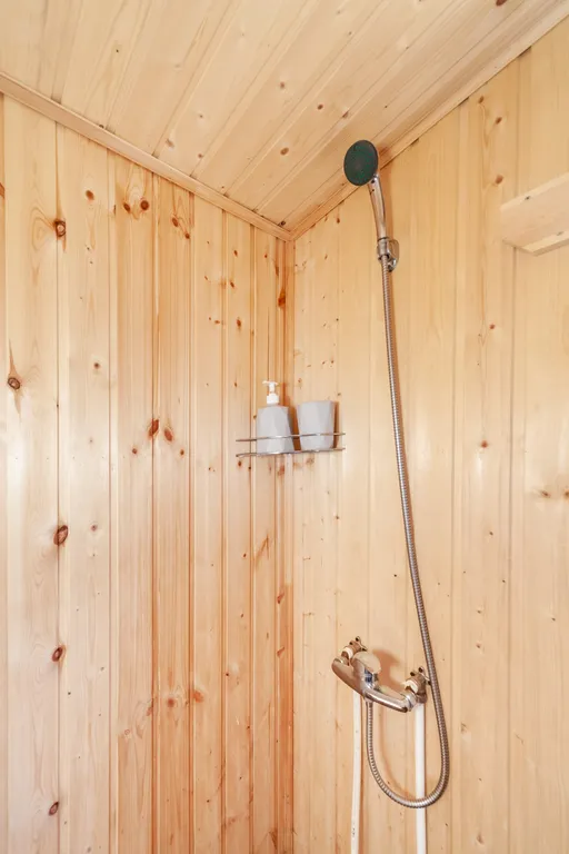 Домик с панорамным окном на берегу озера