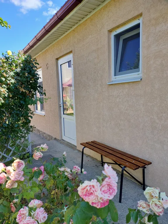 Уютный дом с видом на сад