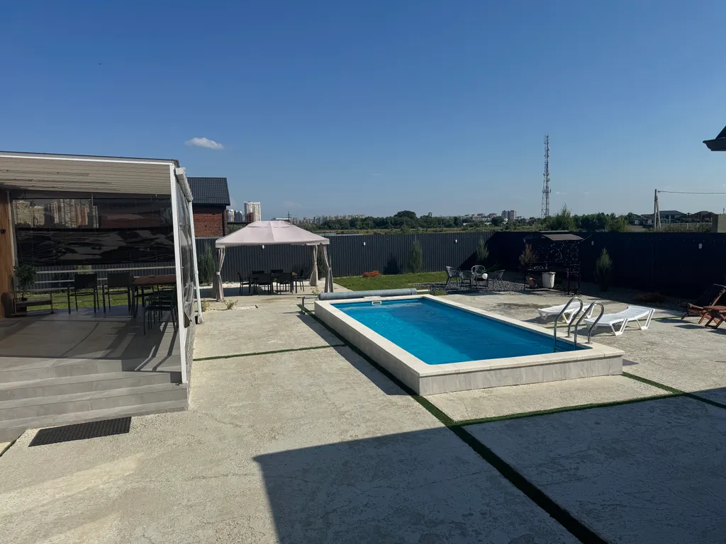 Дом с бассейном