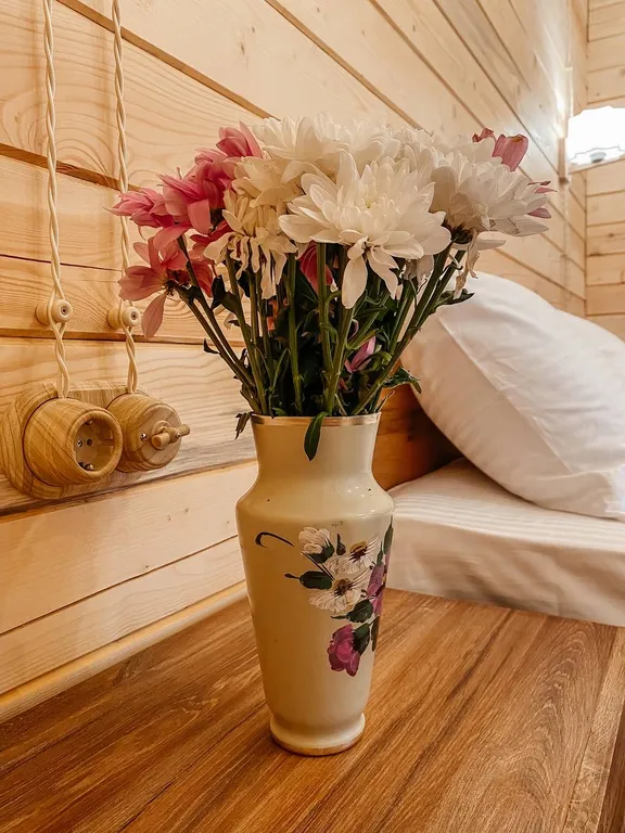 2 деревянных домика из сруба с беседкой-барбекю во одном дворе