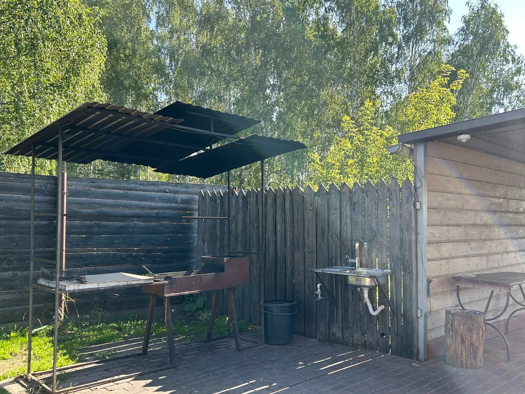 Гостевой дом среди леса с видом на озеро и город