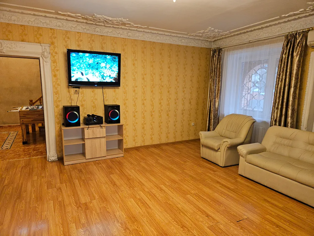 Коттедж Коттедж с большим бассейном — Черное