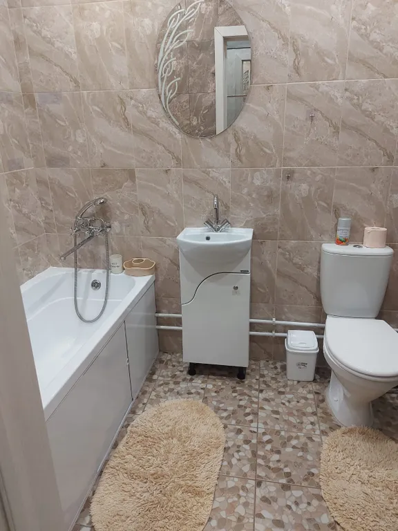 Сдaм квapтиpу-студию пocуточно в мкр. Юбилейный, 117/1.