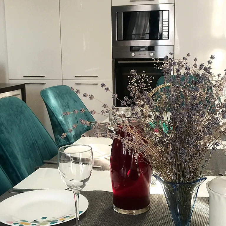 Стильный дом у реки с баней