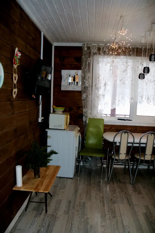 Коттедж на берегу реки с видом на сосновый лес