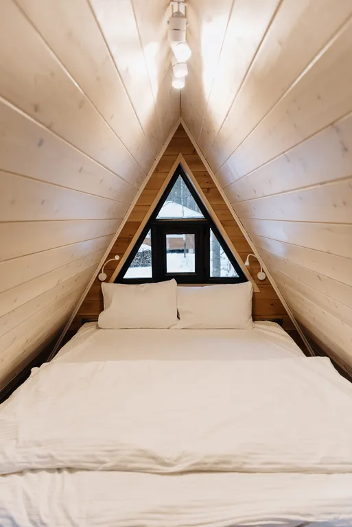 Уютный домик Серый A-Frame с террасой