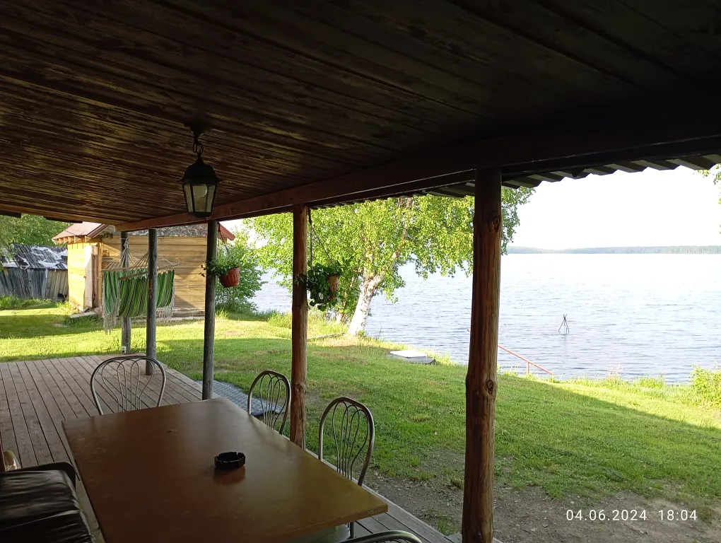 Благоустроенный дом на берегу с баней и катером