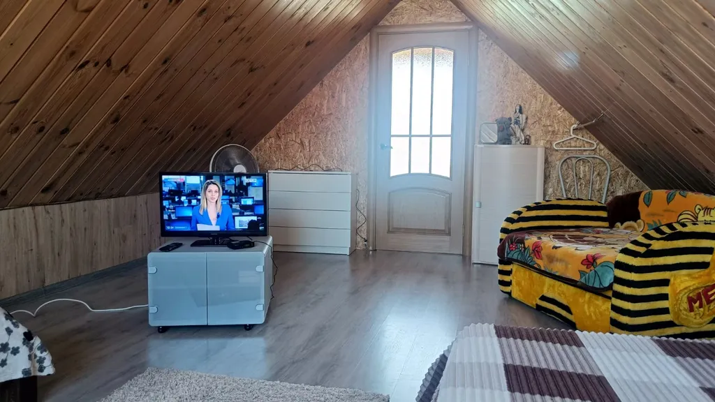 Домик около озера и леса