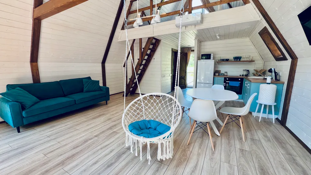 Афрейм с видом на лес рядом с горной рекой