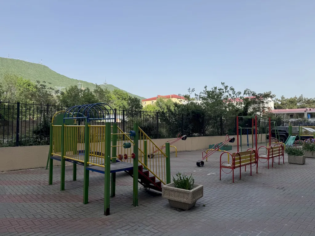 2-комнатная квартира с балконом и видом на горы в центре