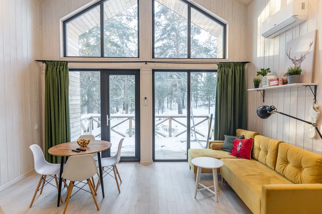 Уютный дом с огромными окнами и невероятным видом на лес