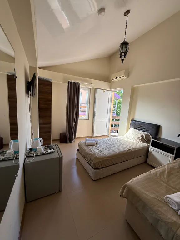 Уютный отель с бассейном в центре Кобулети, с собственным рестораном