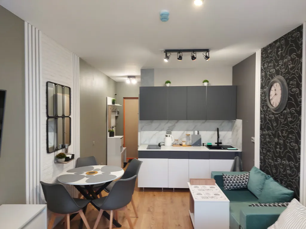 Студия с барной стойкой у окна