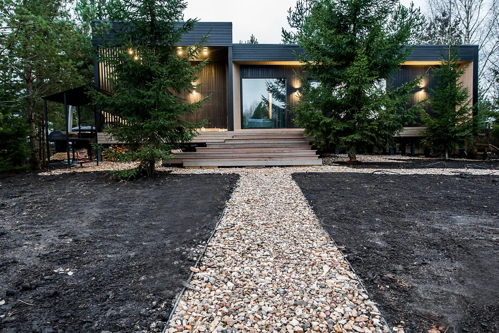 Уютный дом в окружении  леса