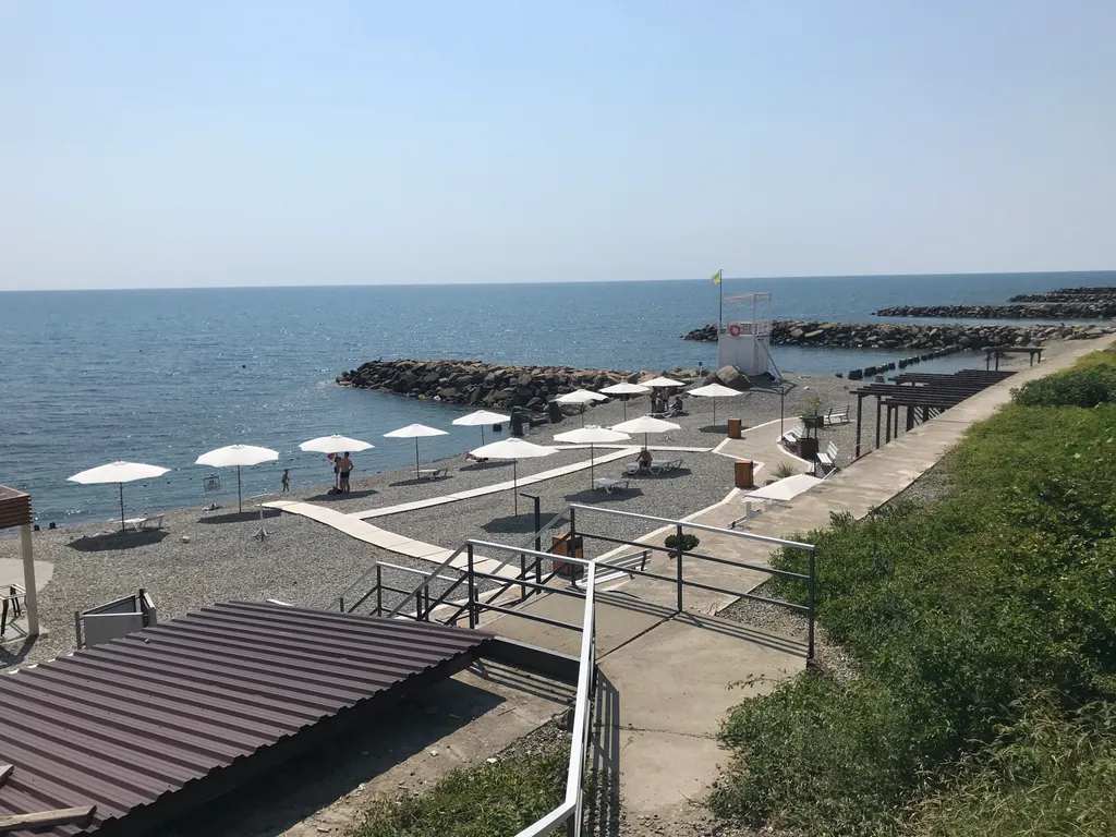 Половина дома с отдельным входом, с садом на берегу Чёрного моря