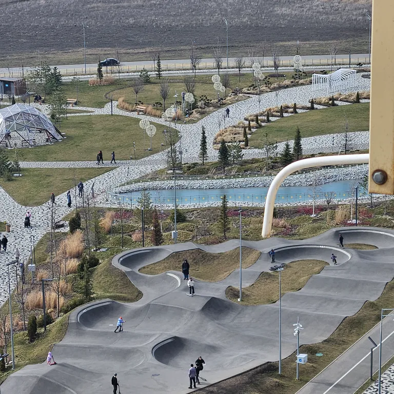 Студия Золотая карта с видом на сквер