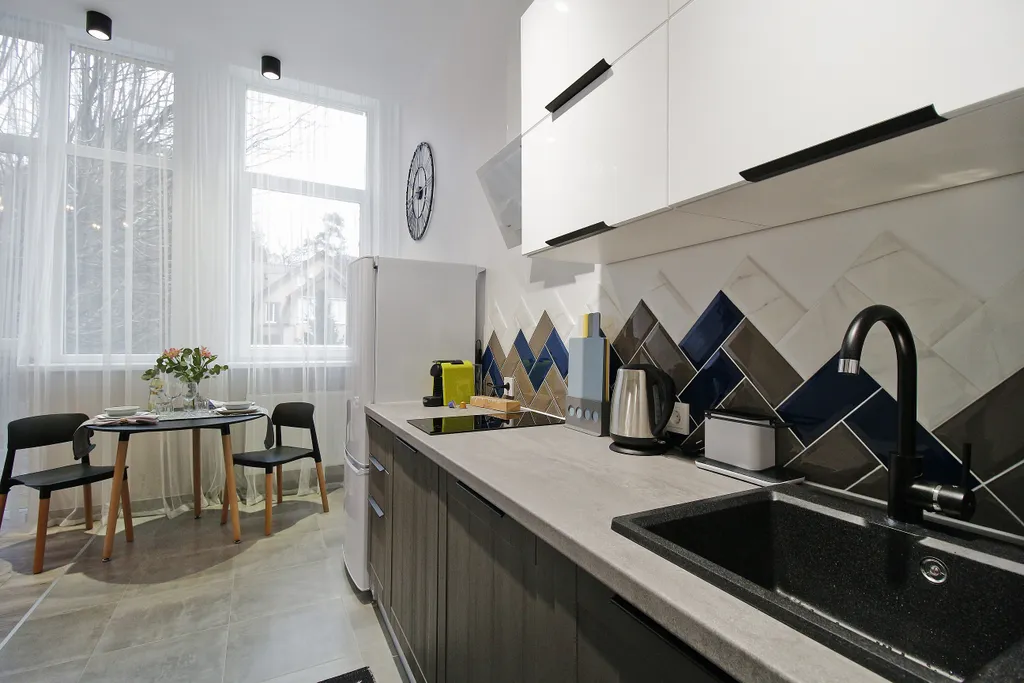 Студия с панорамными окнами в центре