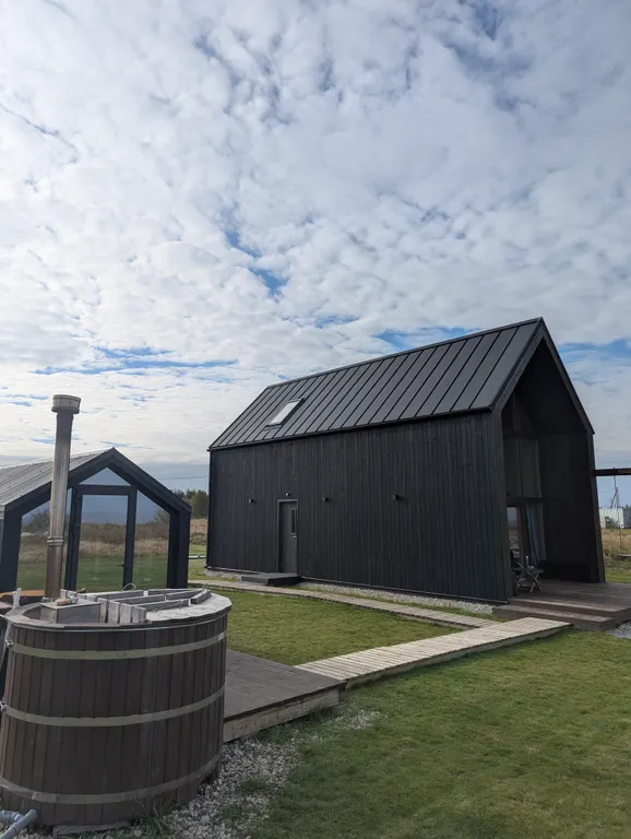 Дом с баней и горячей купелью на озере