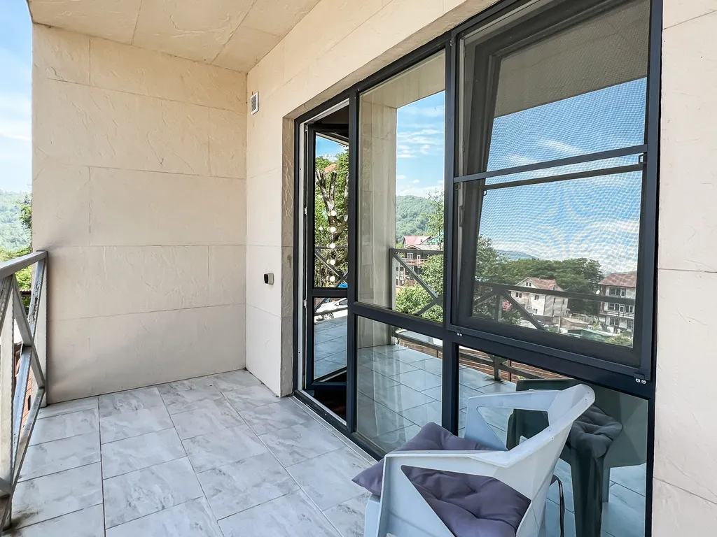 Новый современный дом с теплым бассейном и сауной