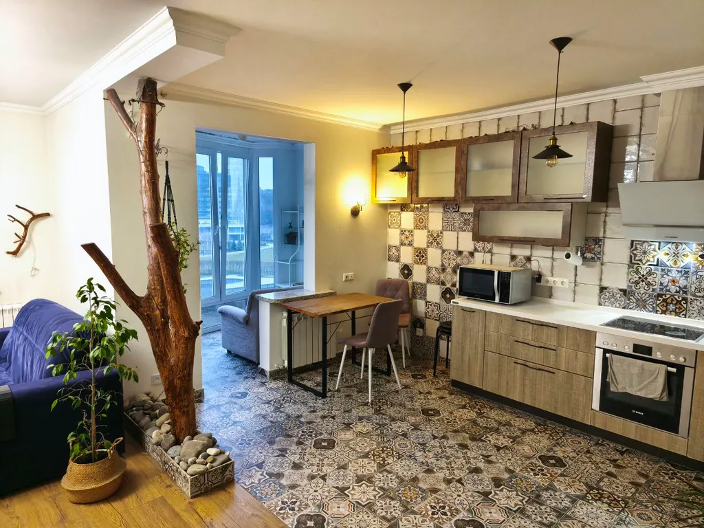 Студия с камином, деревом и видом на реку