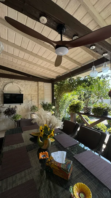 Дом с бассейном у моря