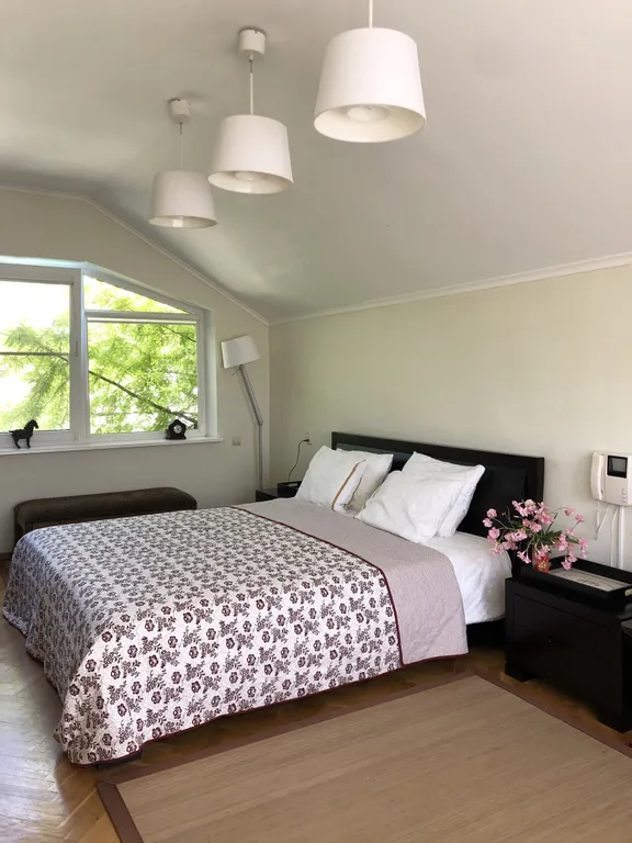 Дом и море через дорогу