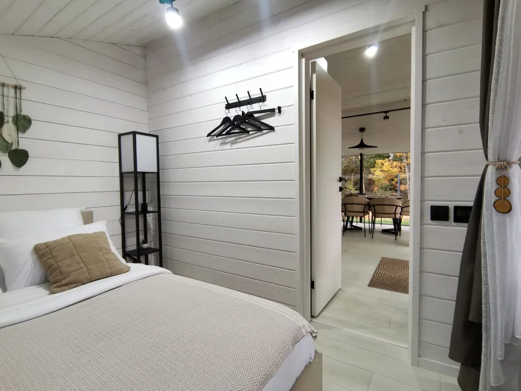 Панорамный дом в окружении леса на берегу водохранилища