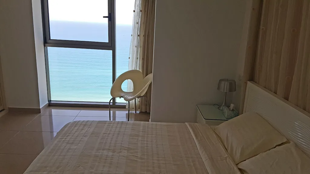 Четырехкомнатная квартира на берегу моря