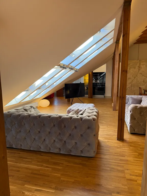 Лофт - мансарда с фронтальным видом на море