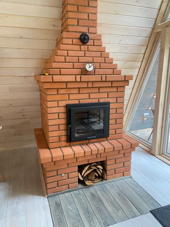 Треугольный дом в лесу Gray