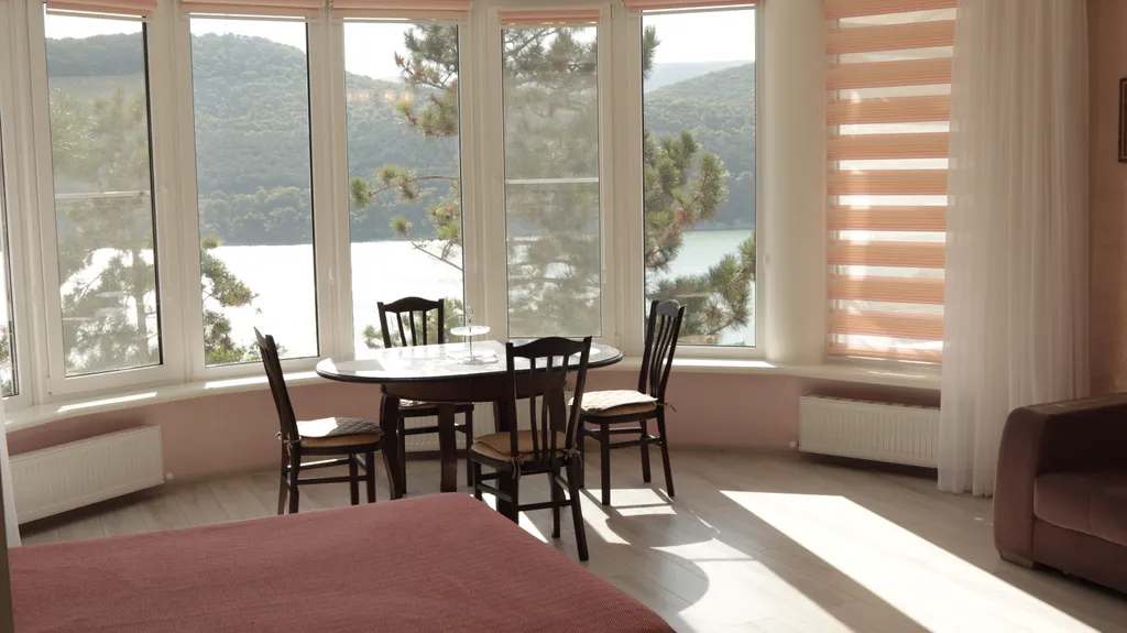 Апартамент-студия с видом на озеро Абрау