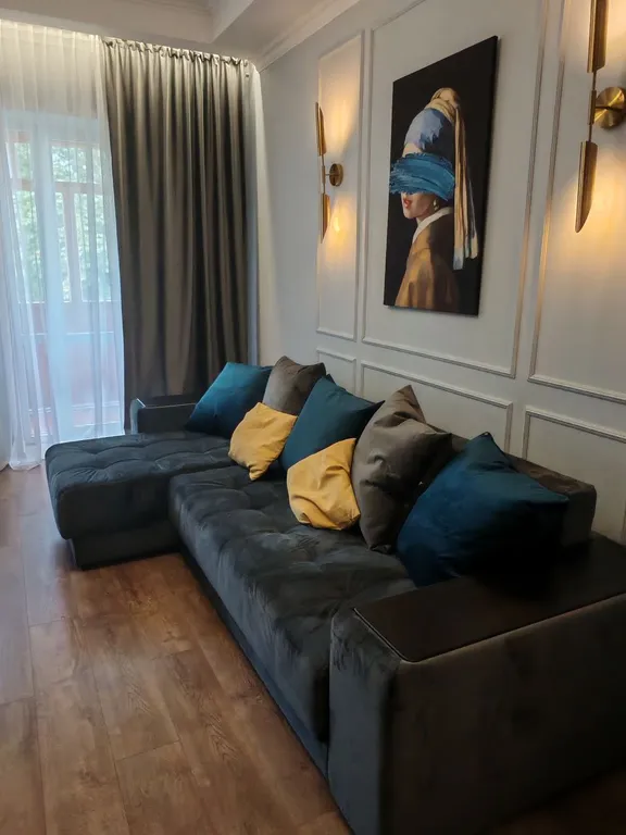 Просторная современная сталинка, в центре рядом с ресторанами и кафе