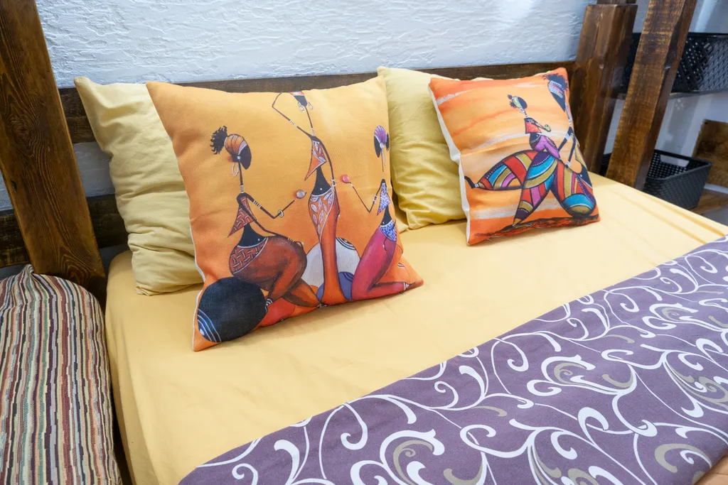 Трехместный номер с двухспальной кроватью и односпальным диваном