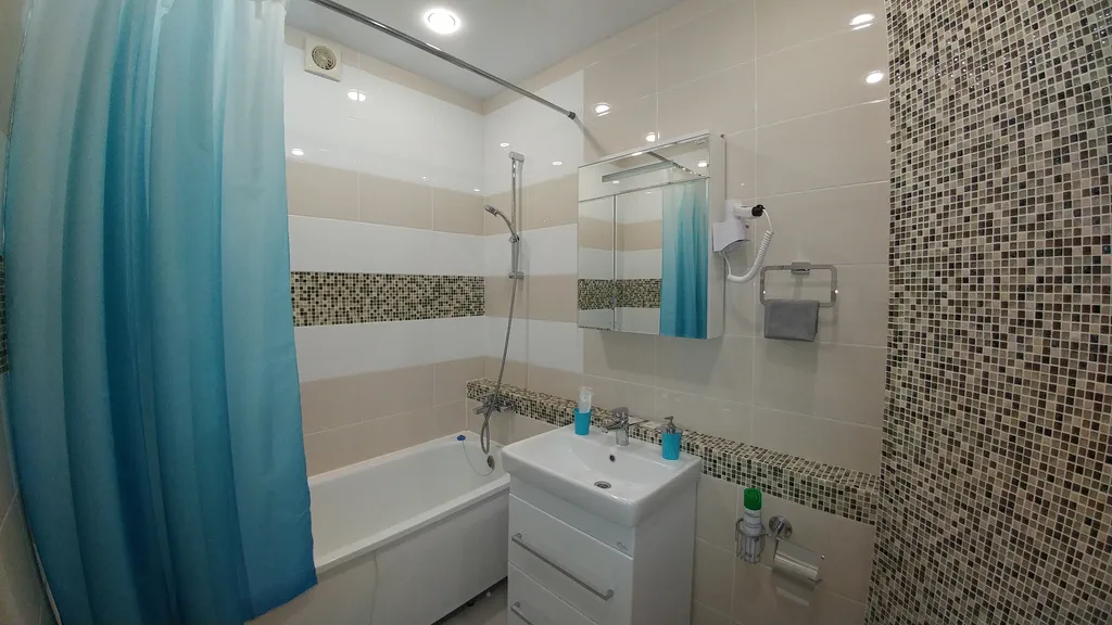 Просторная и светлая квартира с дизайнерским ремонтом в голубых тонах