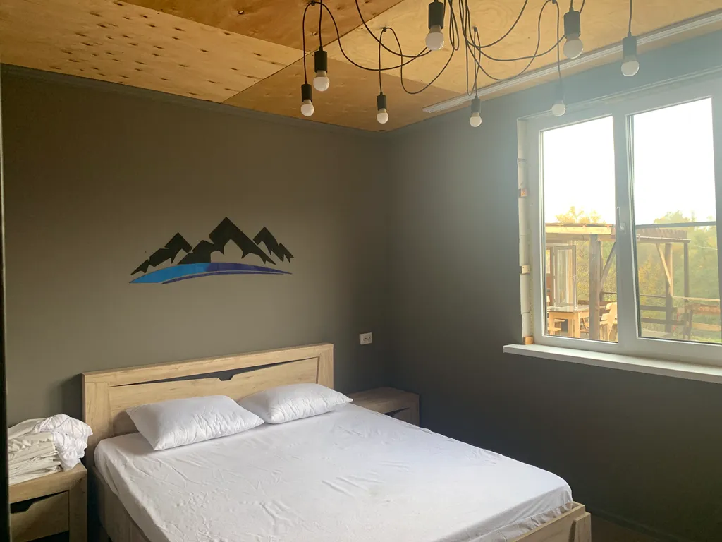 Дом на берегу реки с бассейном и видом