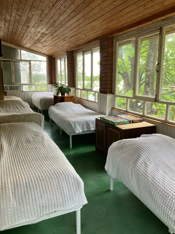 Трёхэтажный коттедж с сауной и бассейном в тихом заливе волги