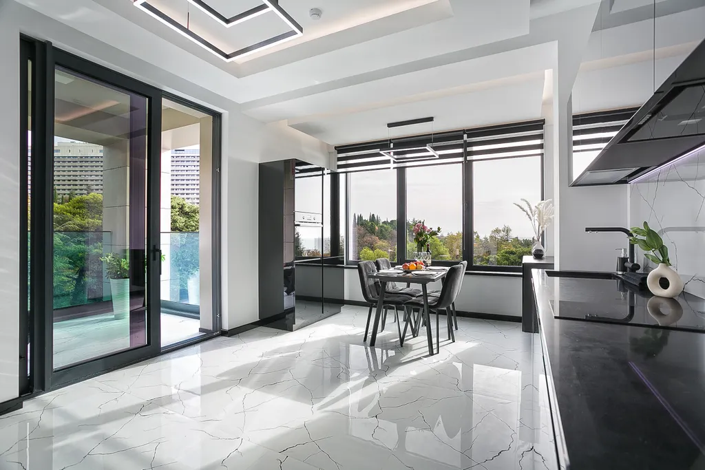 Стильная квартира "Черное&Белое" с видом на море